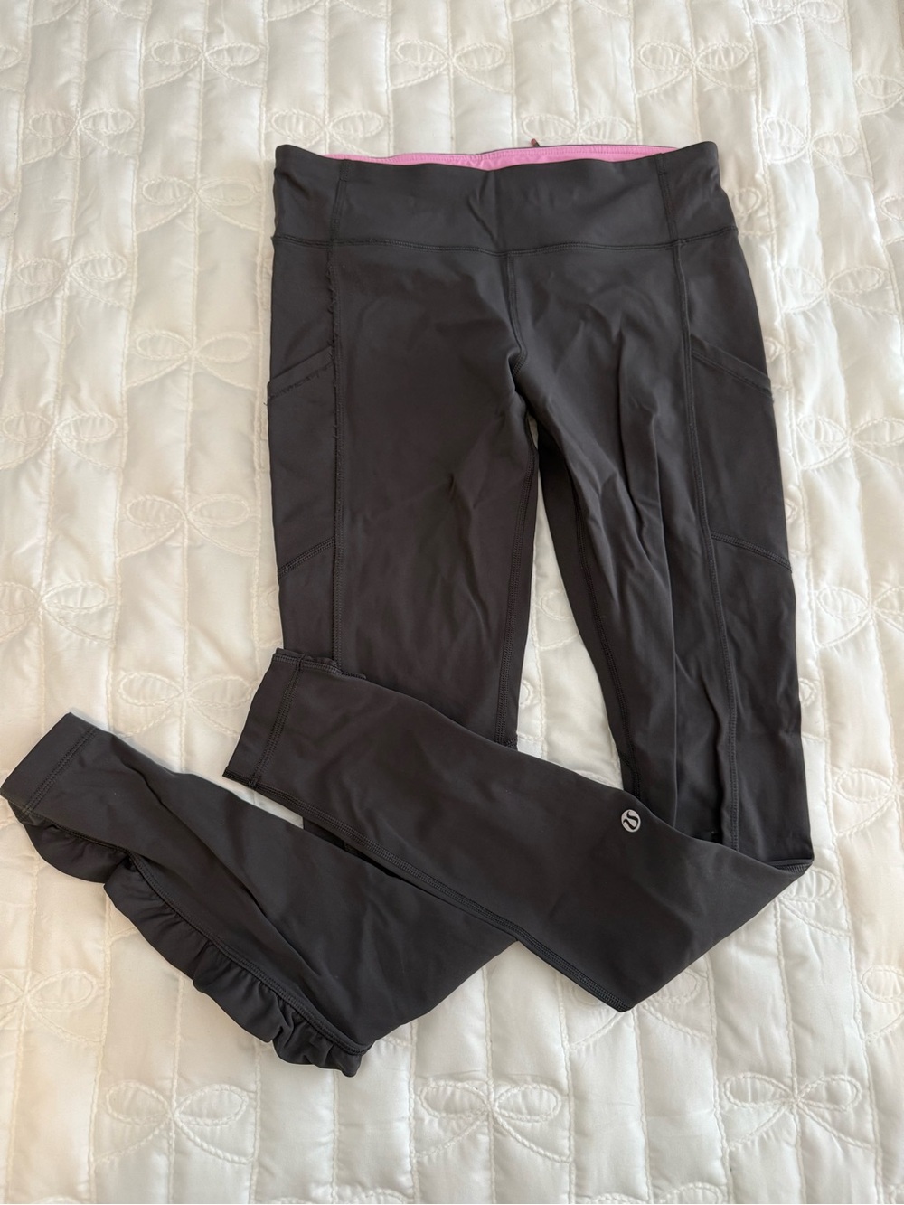 Lulu lemon sz 6 Dark Gray Leggings, ruched, with Pink inner trim/back zipper
